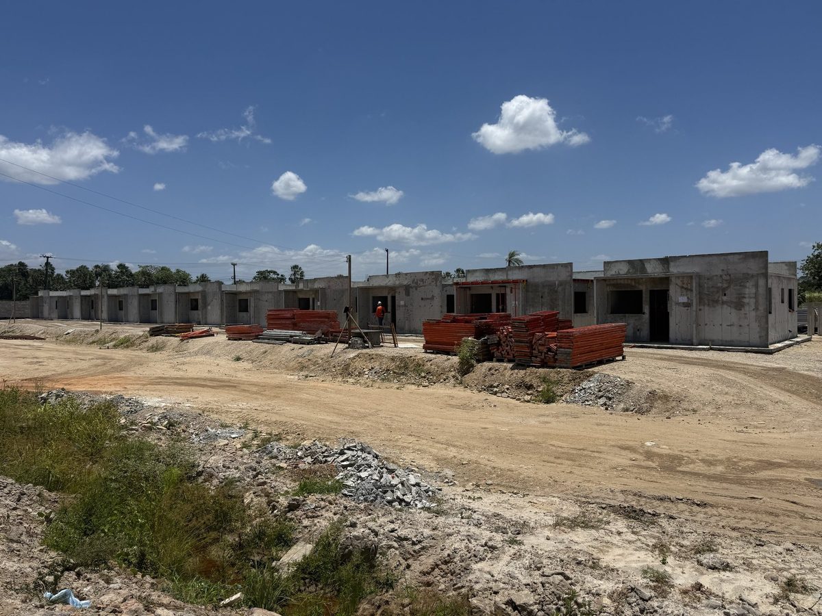 Casas da 1ª fase do Flora Eco Residence com as paredes de concreto já erguidas, outubro de 2026